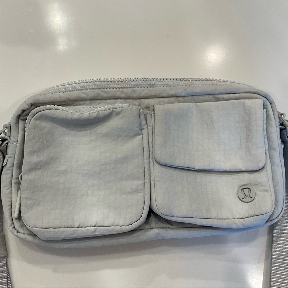 NWOT LULULEMON MULTI POCKET CROSSBODY BAG. LIGHT GREY